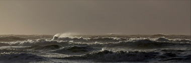 Tief stehende Sonne – Wellenkämme der Nordsee vor der tief stehenden Sonne bei starkem Westwind vor Sankt Peter Ording.
